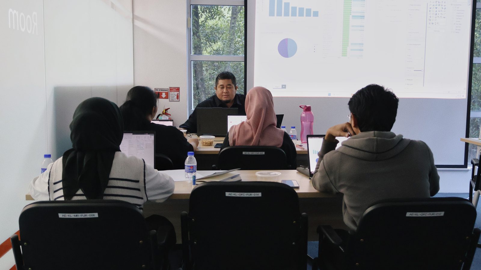 Skyz leading a hands-on class